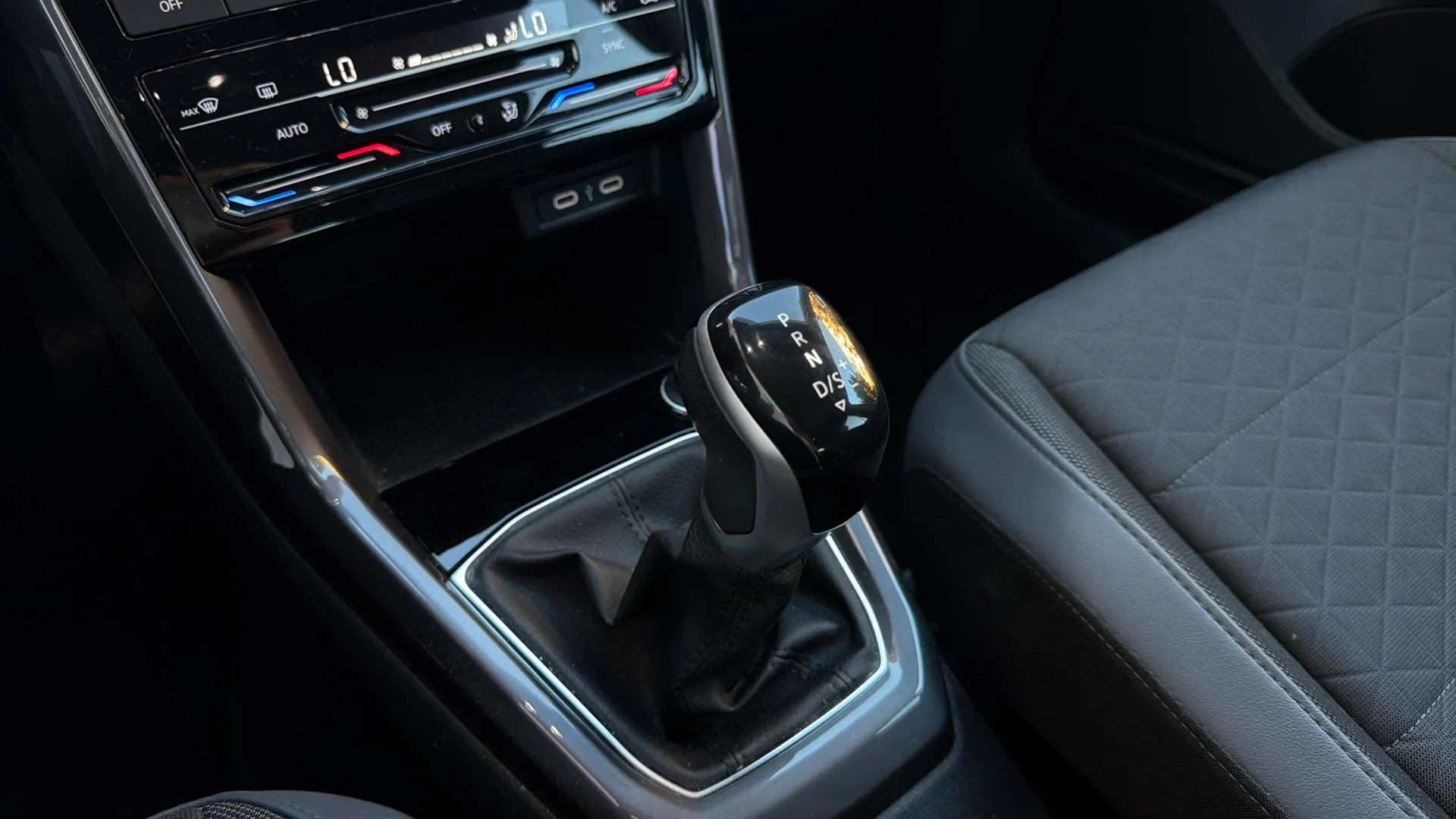 Volkswagen T-Cross R-Line 1.0 TSI DSG - foto 17