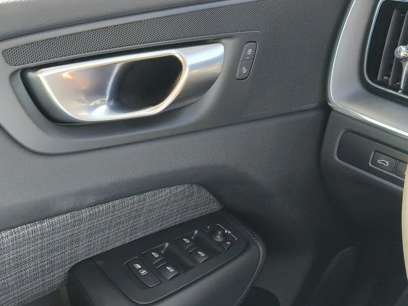 Volvo XC60 2.0 T6 AWD Recharge Core - foto 28