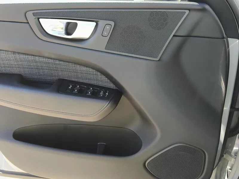 Volvo XC60 2.0 T6 AWD Recharge Core - foto 29