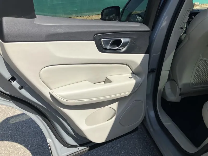 Volvo XC60 2.0 B4 D AWD Plus Dark - foto 27