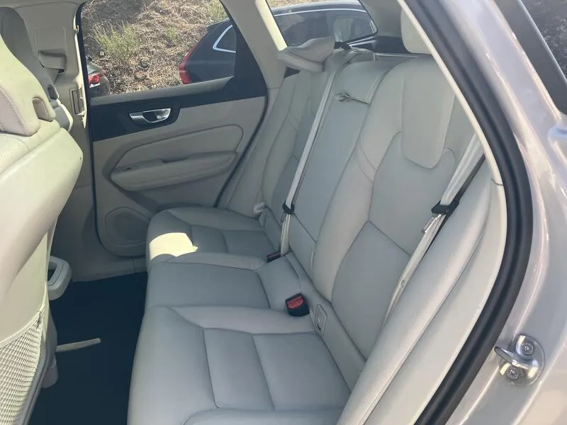 Volvo XC60 2.0 B4 D AWD Plus Dark - foto 25