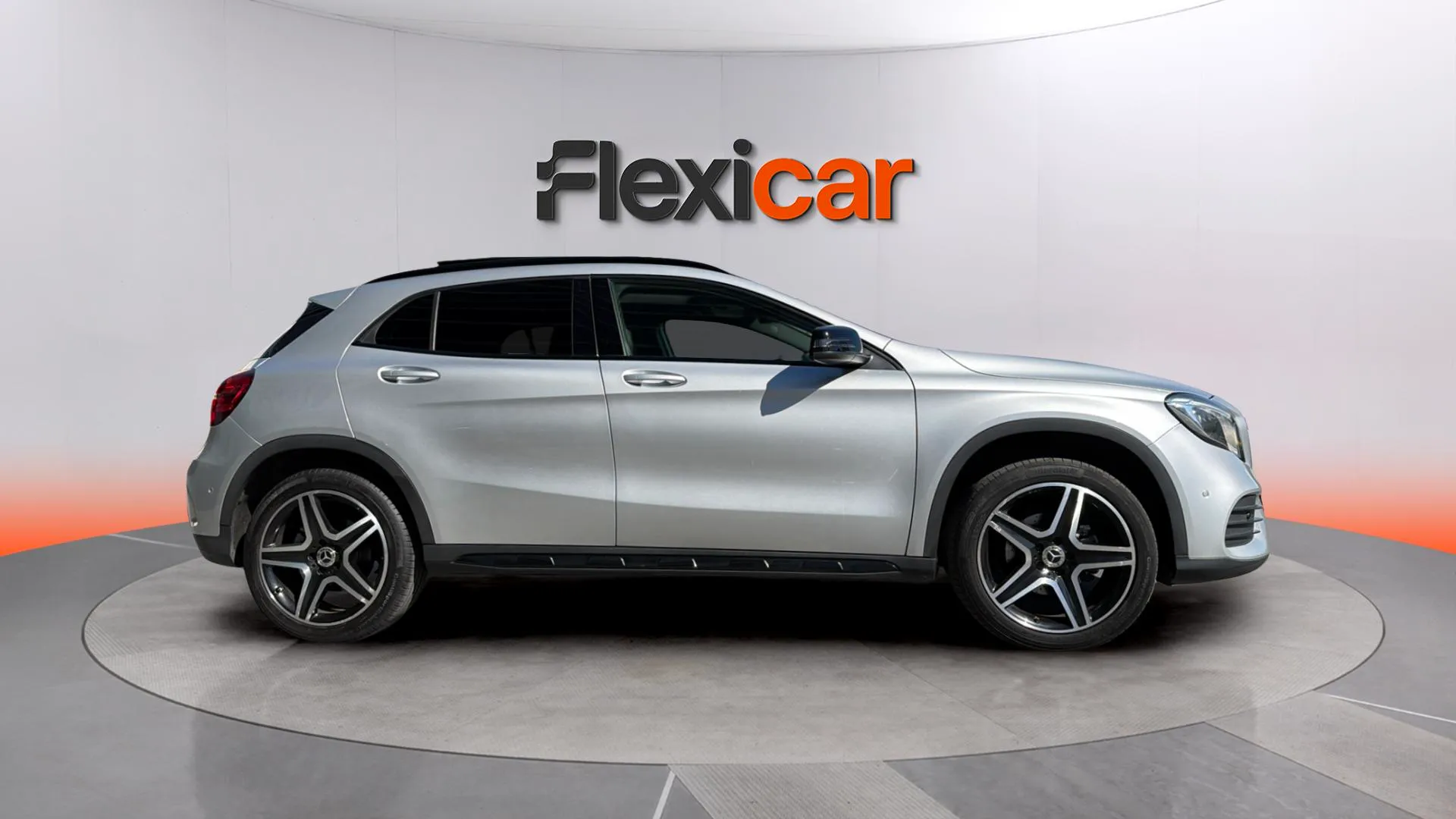 Mercedes-Benz GLA 180 - foto 8