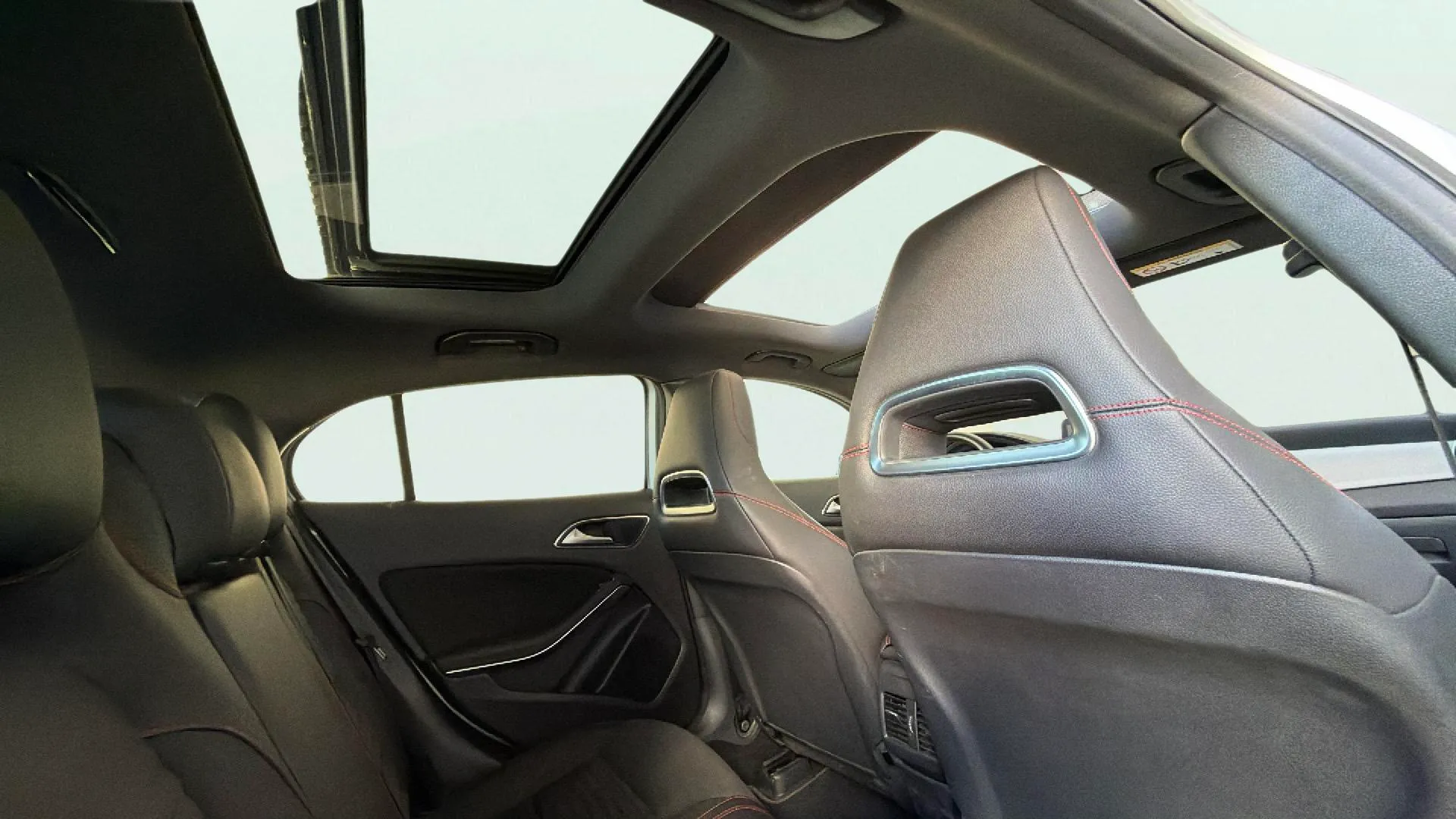 Mercedes-Benz GLA 180 - foto 30