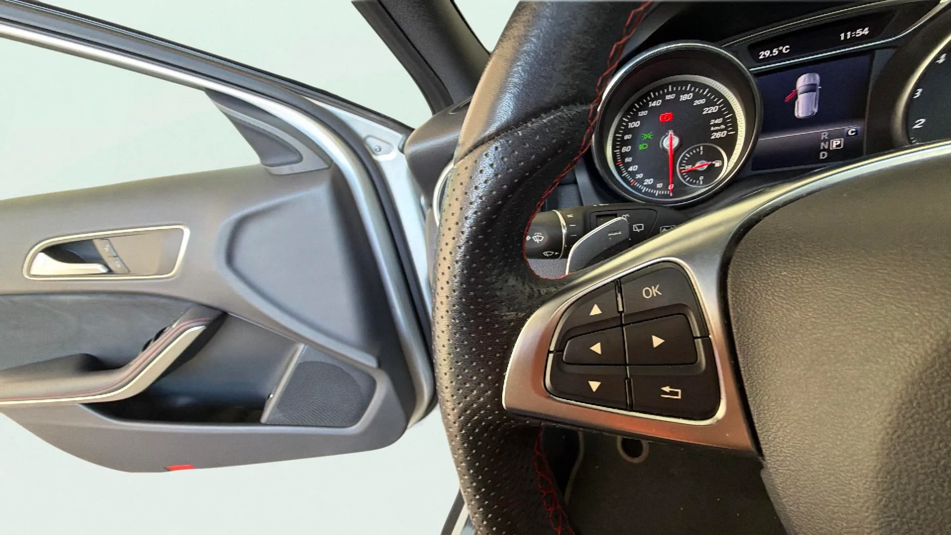 Mercedes-Benz GLA 180 - foto 18