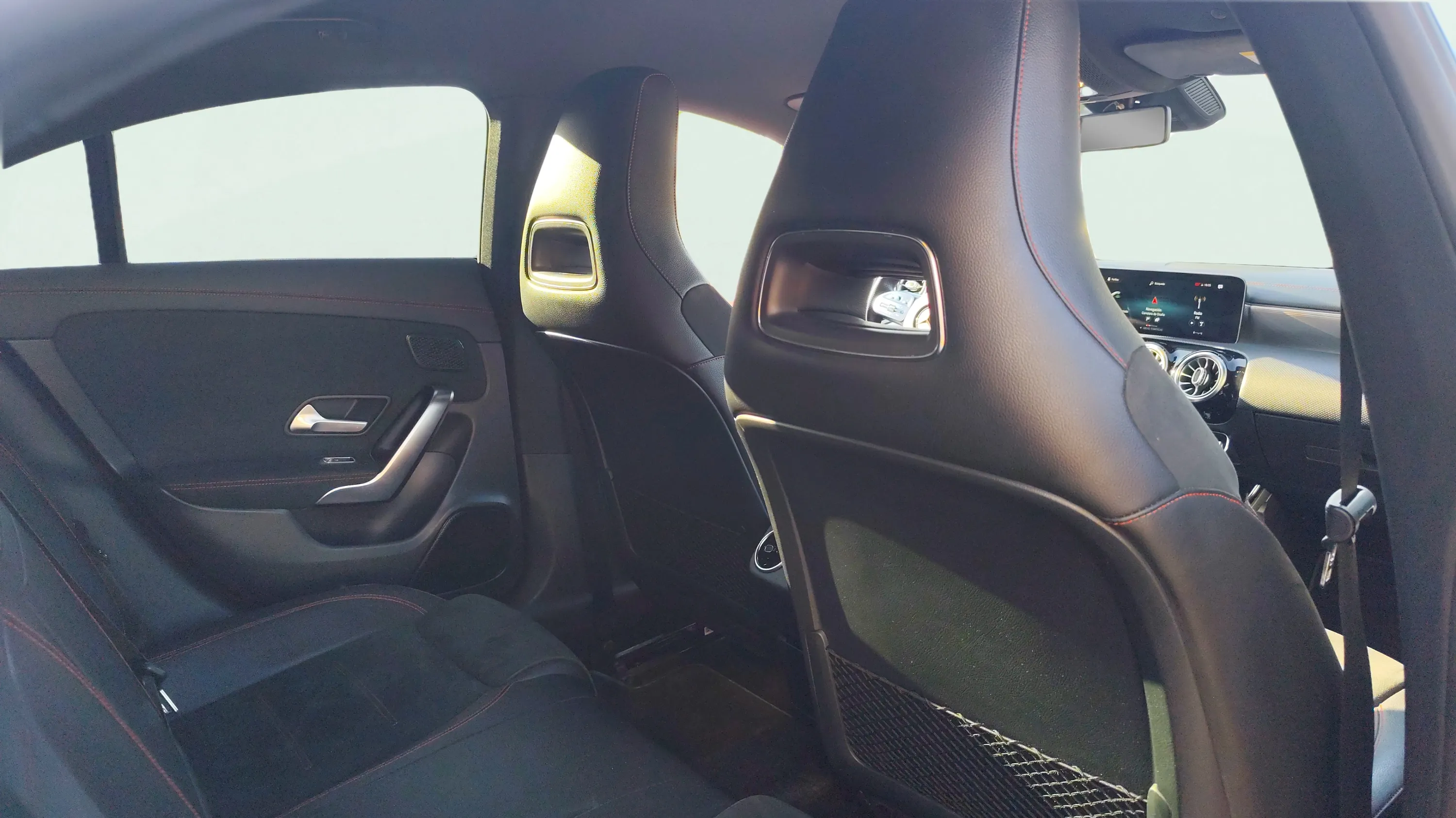 Mercedes-Benz CLA 180 - foto 23