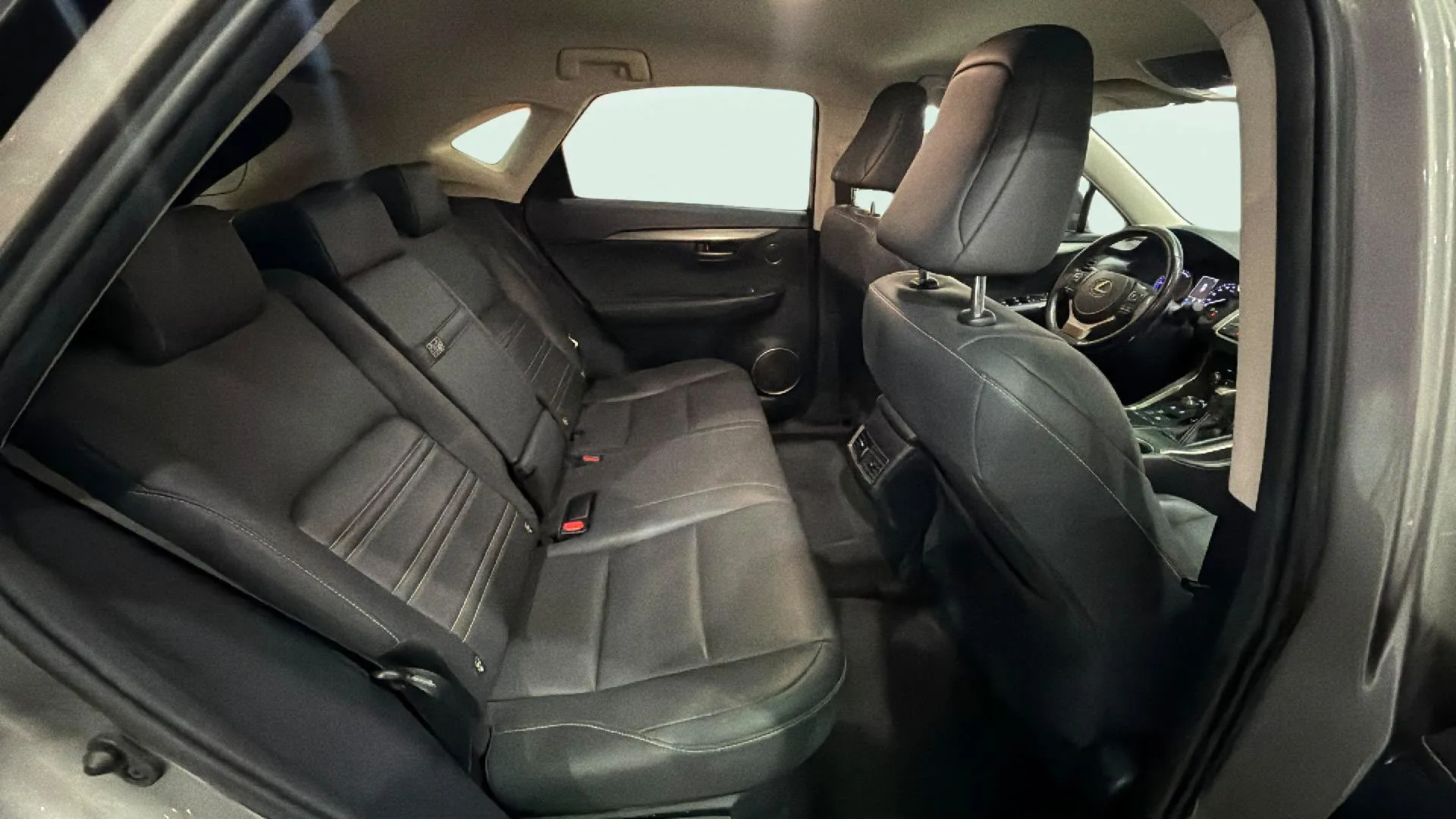 Lexus NX 2.5 300h Premium 2WD - foto 18