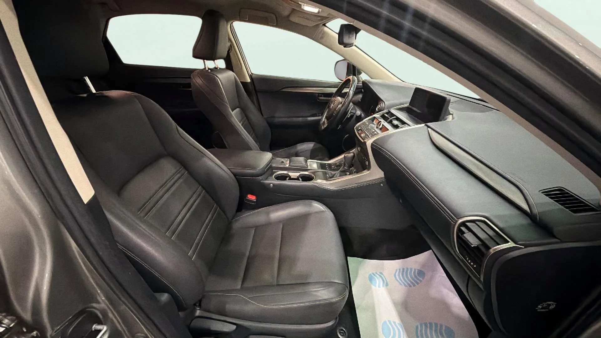 Lexus NX 2.5 300h Premium 2WD - foto 17