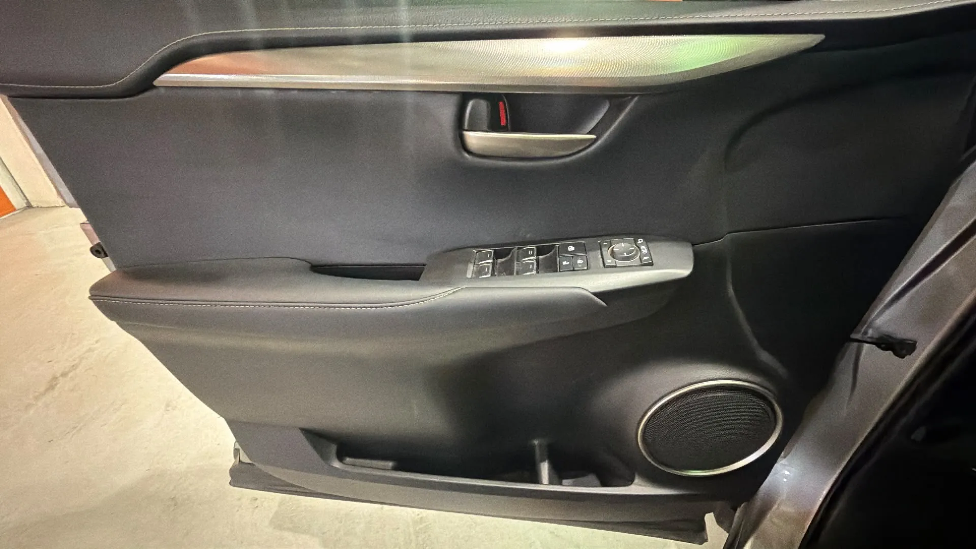 Lexus NX 2.5 300h Premium 2WD - foto 21