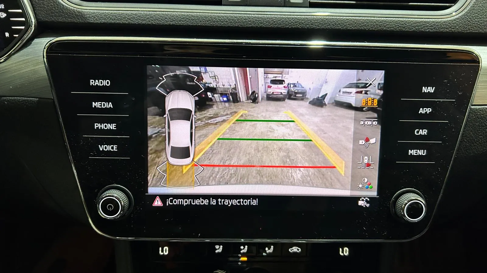 Škoda Superb 2.0 TDI DSG Ambition - foto 14