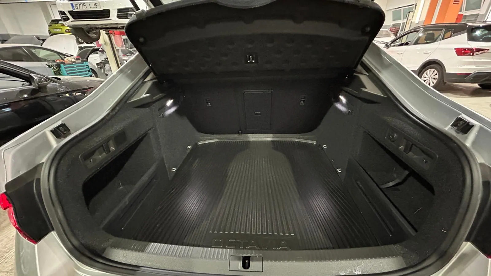 Škoda Superb 2.0 TDI DSG Ambition - foto 29