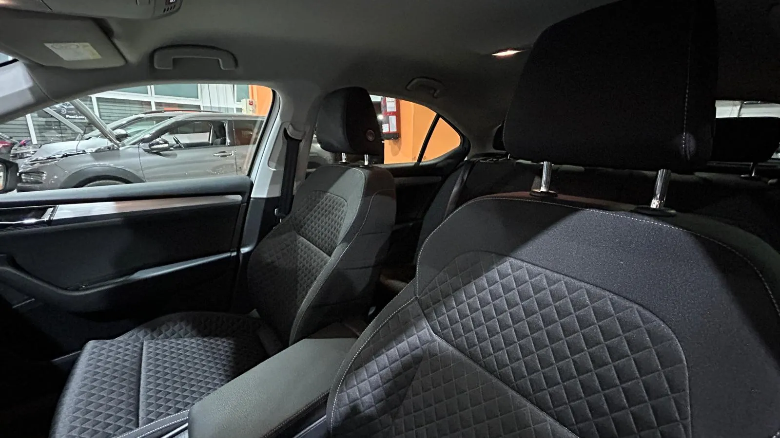Škoda Superb 2.0 TDI DSG Ambition - foto 5
