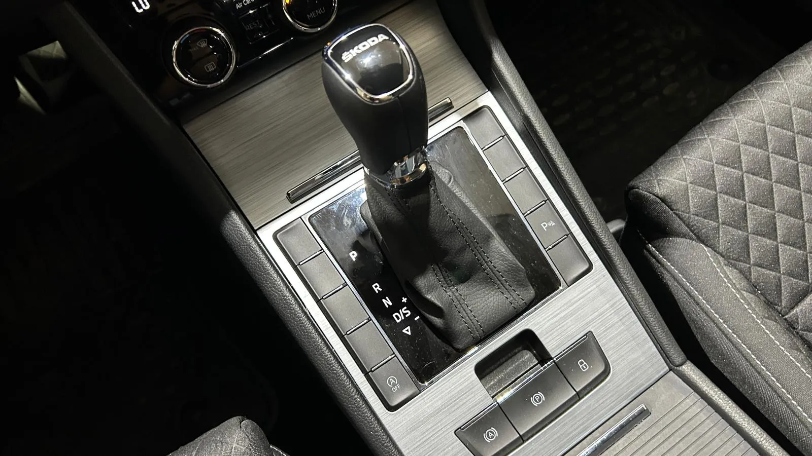 Škoda Superb 2.0 TDI DSG Ambition - foto 8