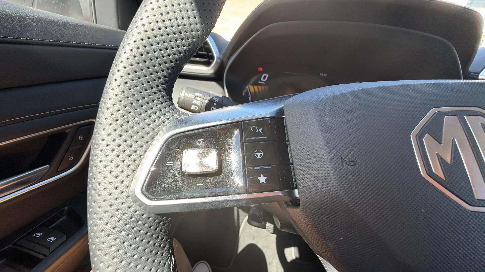 MG ZS Hybrid+ Luxury - foto 24