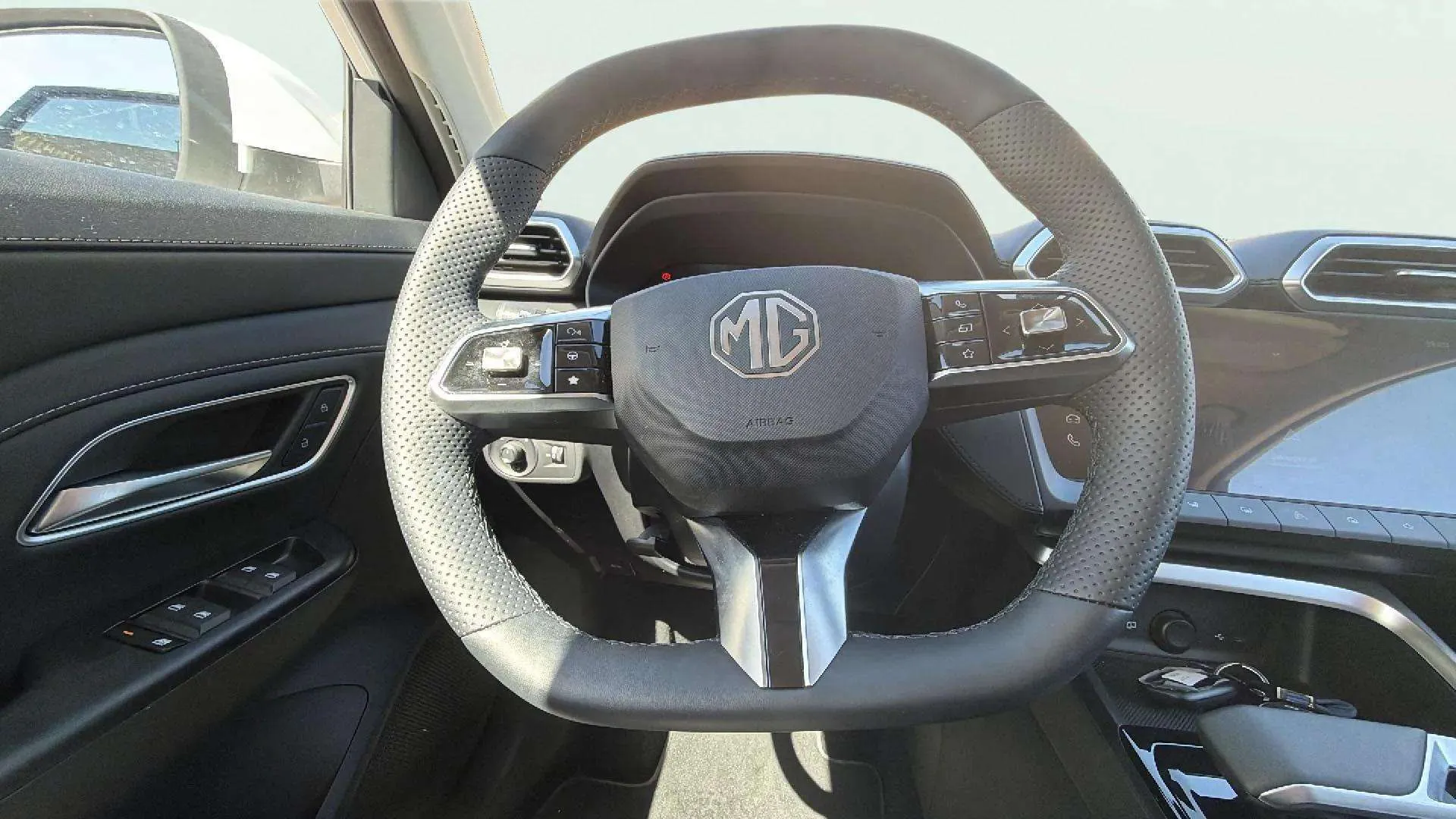 MG ZS Hybrid+ Luxury - foto 15