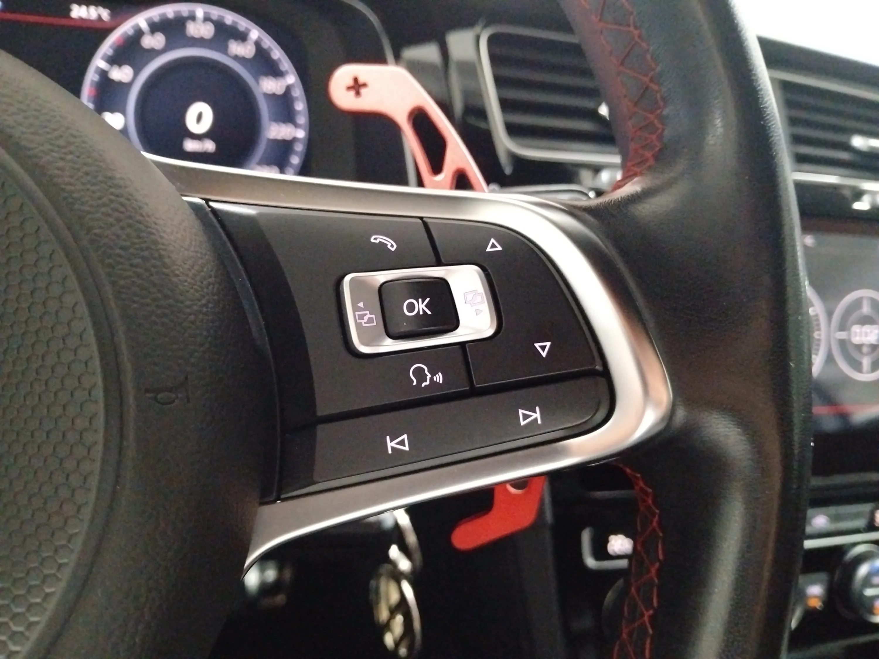 Volkswagen Golf GTI 2.0 TSI DSG - foto 23
