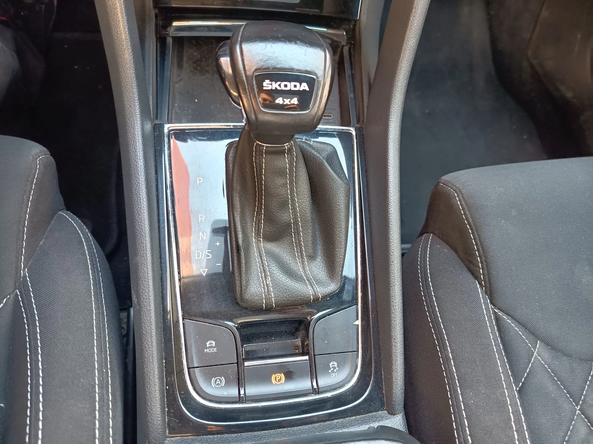Škoda Karoq 2.0 TDI DSG 4x4 Sportline - foto 14