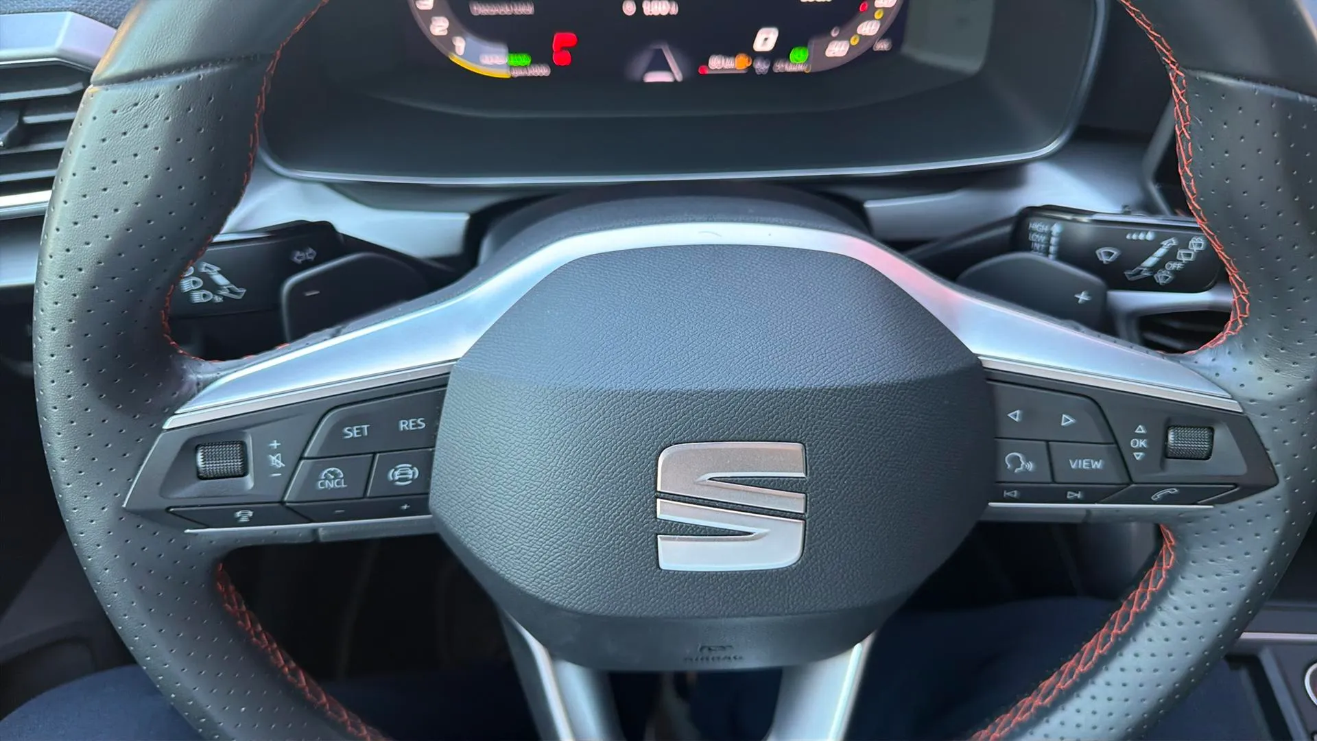SEAT León 1.5 eTSI DSG FR - foto 13