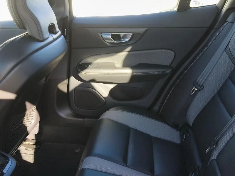 Volvo S60 Recharge T8 Ultimate Dark - foto 32