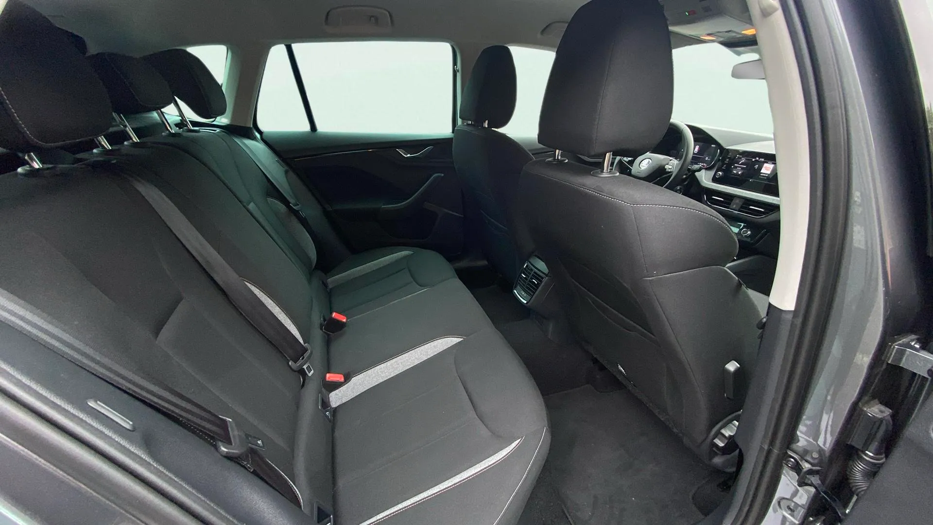 Škoda Kamiq 1.0 TSI Design - foto 24
