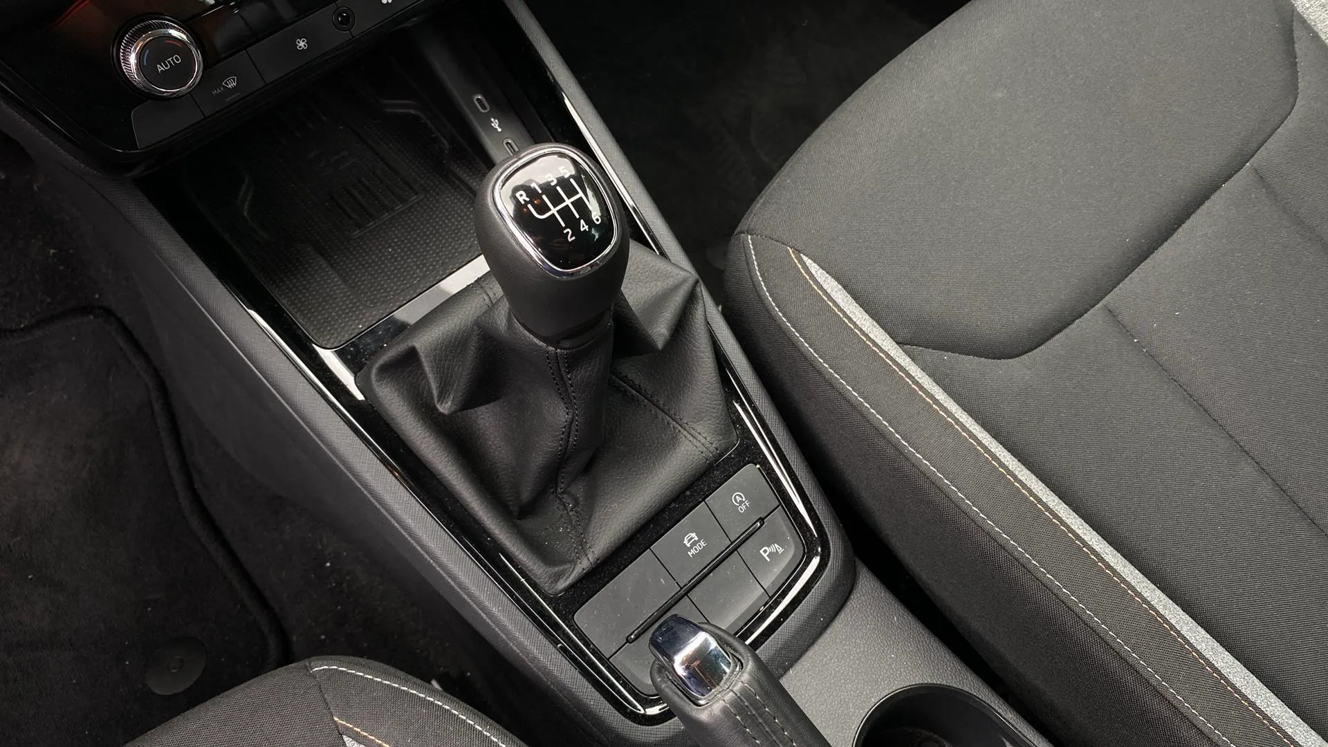 Škoda Kamiq 1.0 TSI Design - foto 21