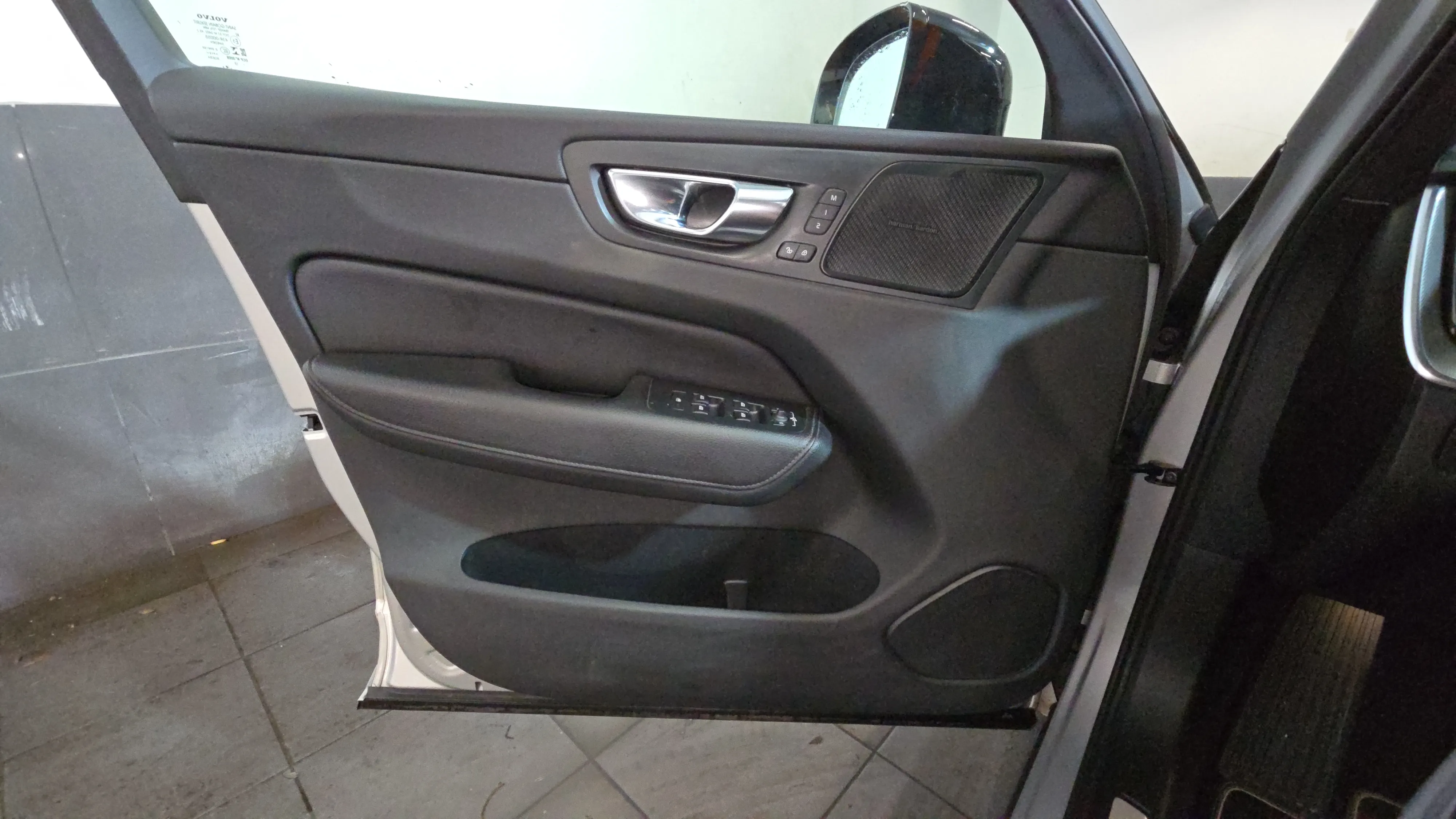 Volvo XC60 2.0 T5 AWD Momentum - foto 17