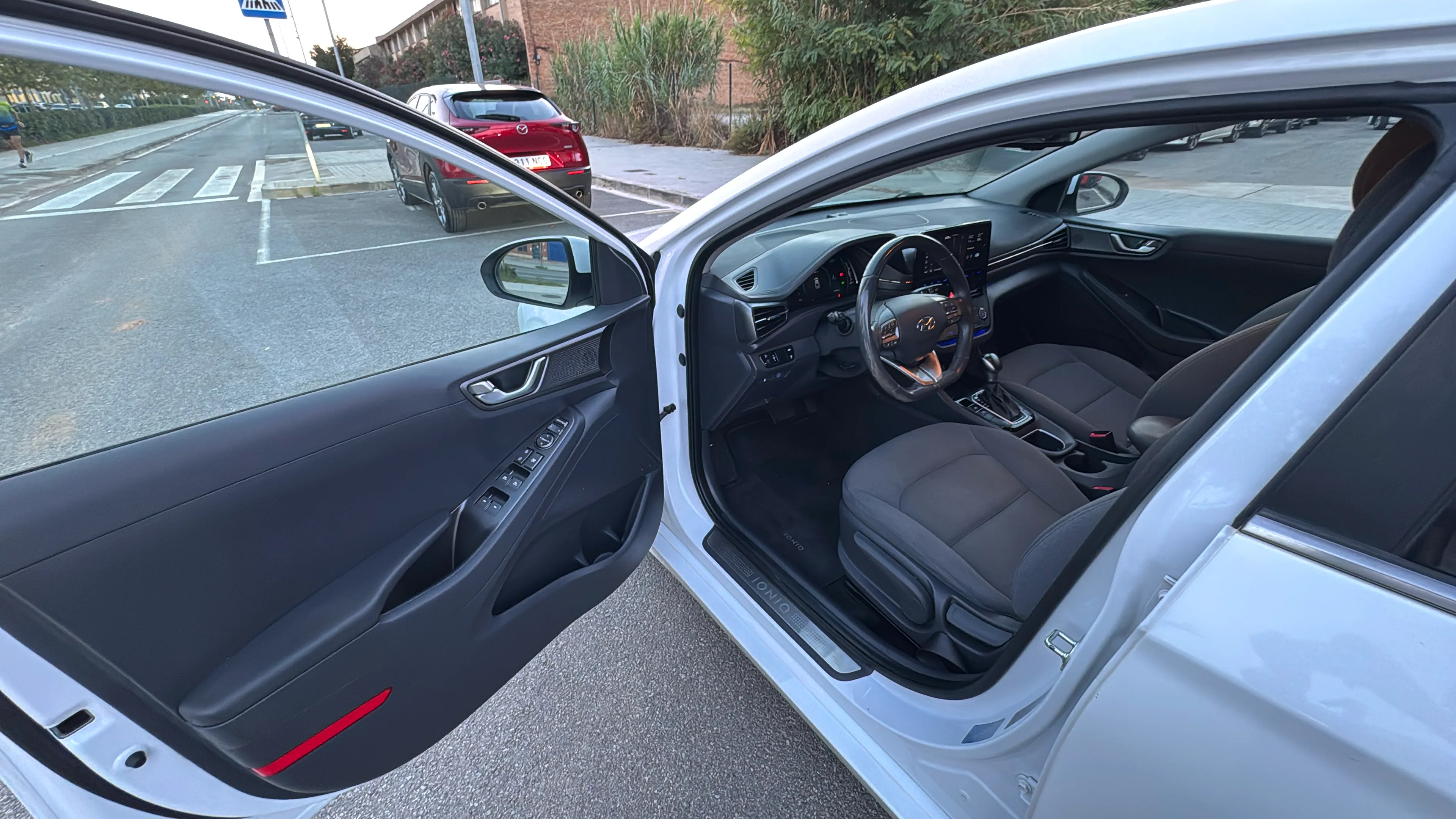 Hyundai Ioniq 1.6 GDI HEV Style DCT - foto 28