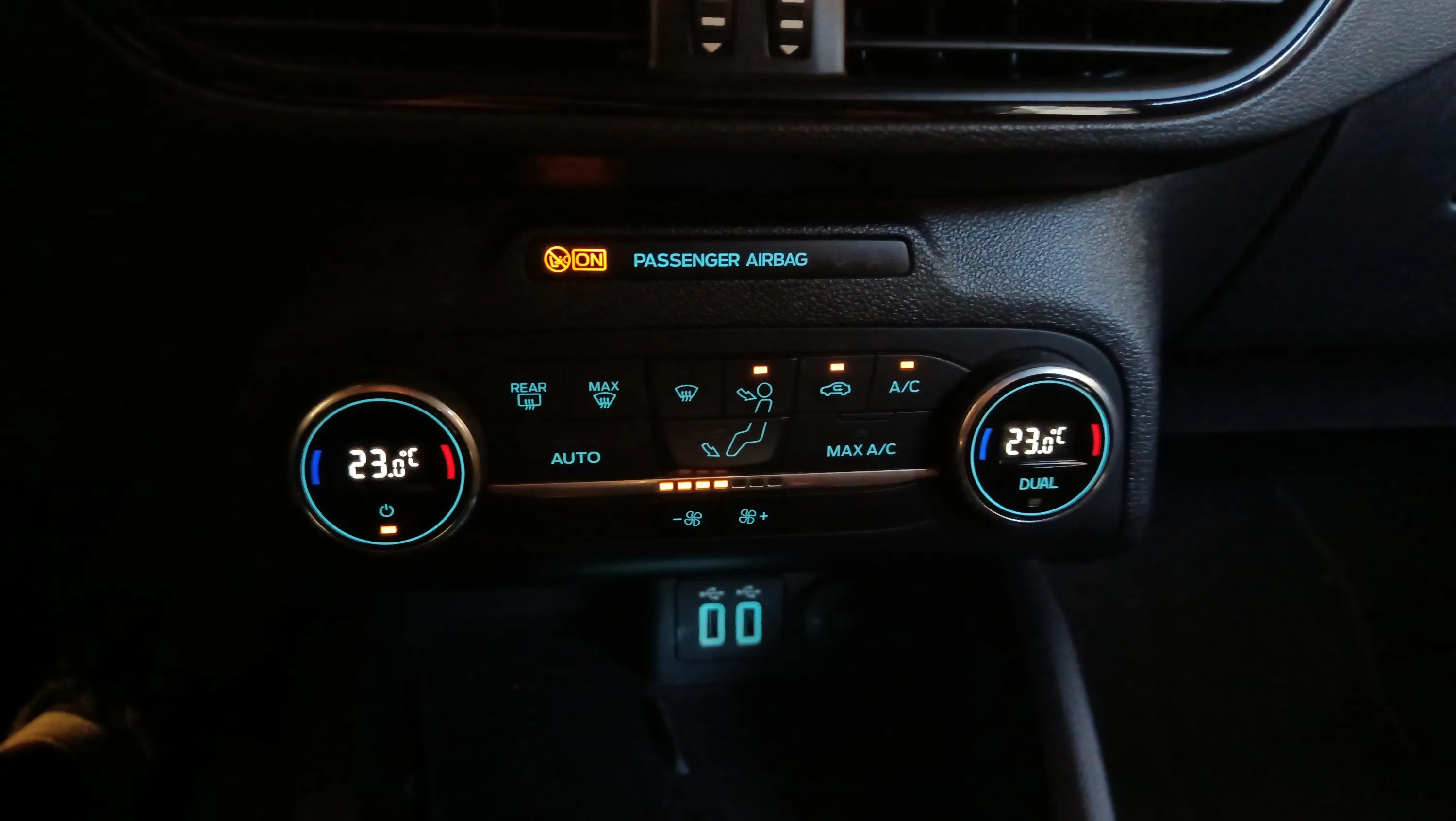 Ford Focus 1.0 EcoBoost MHEV Titanium - foto 11