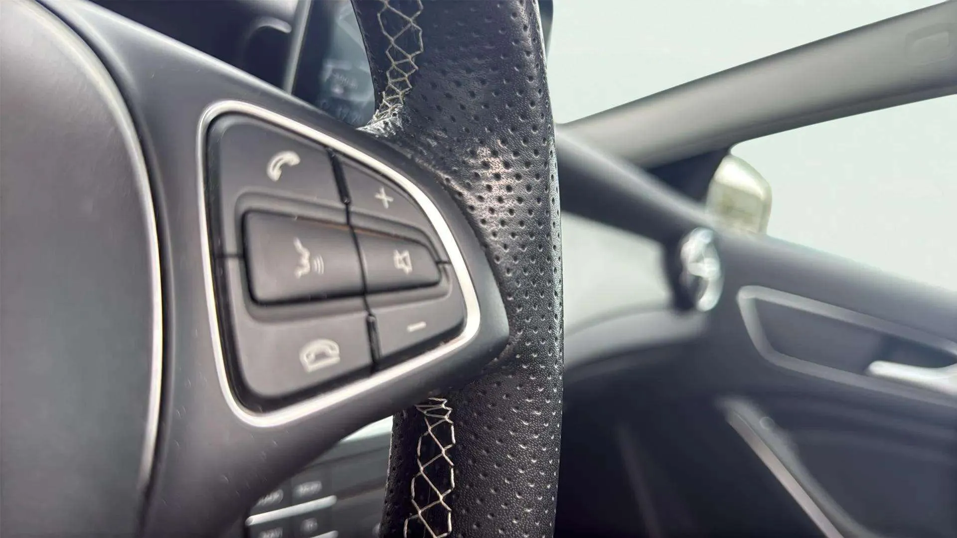 Mercedes-Benz GLA 200 d - foto 16
