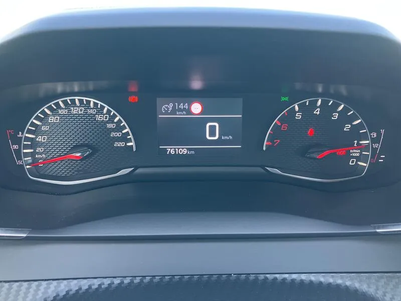 Peugeot 2008 Active PureTech 100 BVM6 - foto 17