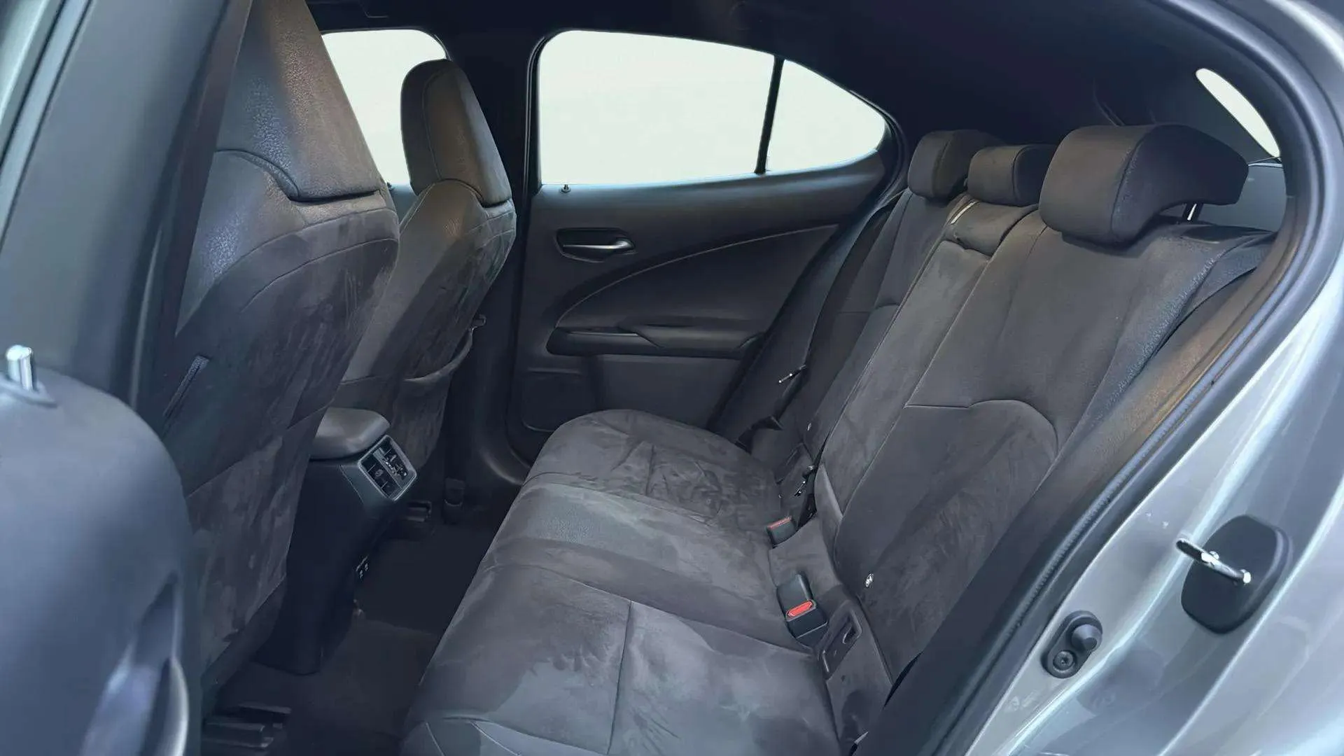 Lexus UX 2.0 250h Business - foto 18