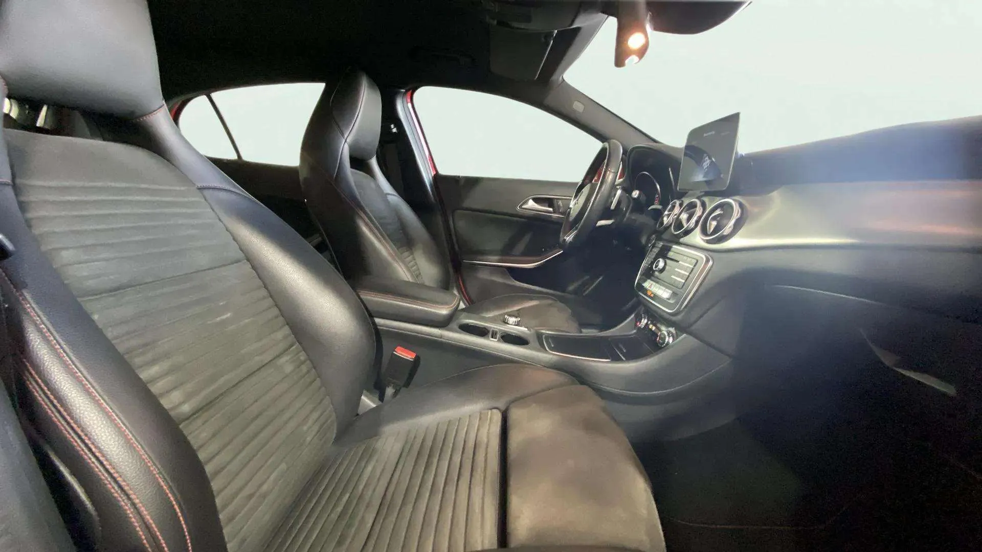 Mercedes-Benz GLA 180 - foto 14