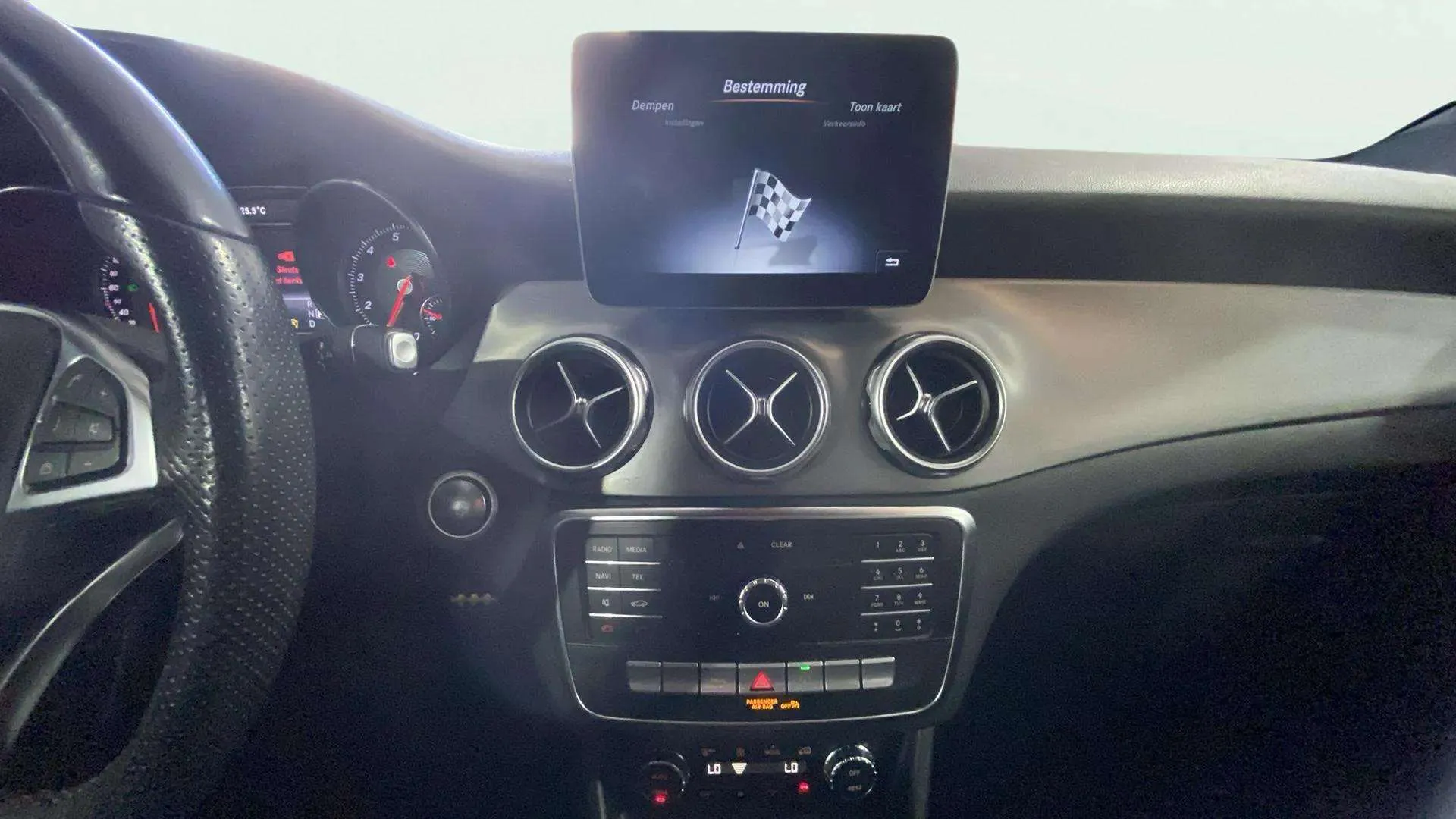 Mercedes-Benz GLA 180 - foto 12