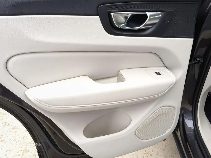 Volvo XC60 2.0 B4 D Plus Dark - foto 35