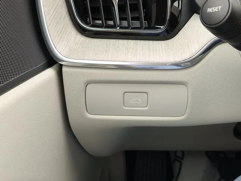 Volvo XC60 2.0 B4 D Plus Dark - foto 28