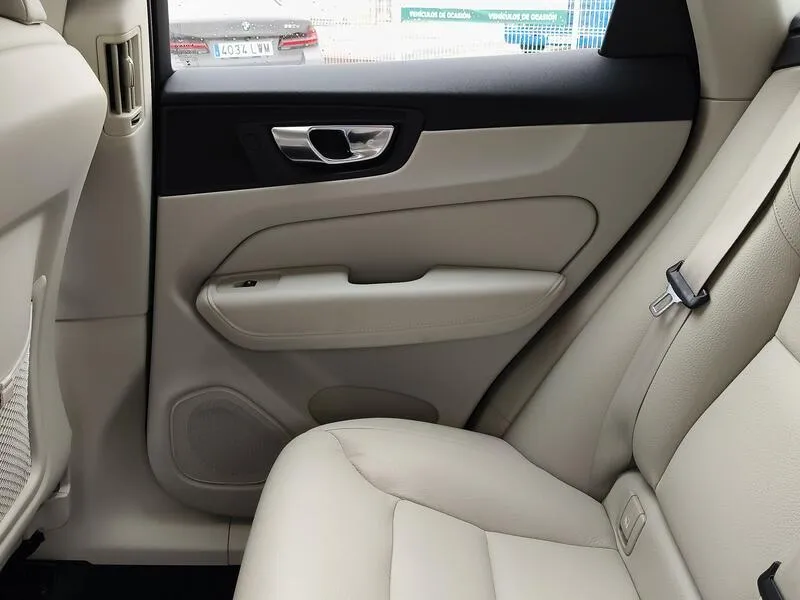 Volvo XC60 2.0 B4 D Plus Dark - foto 32
