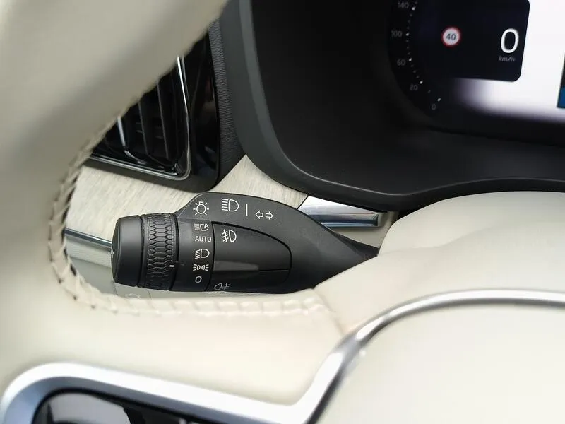 Volvo XC60 2.0 B4 D Plus Dark - foto 27