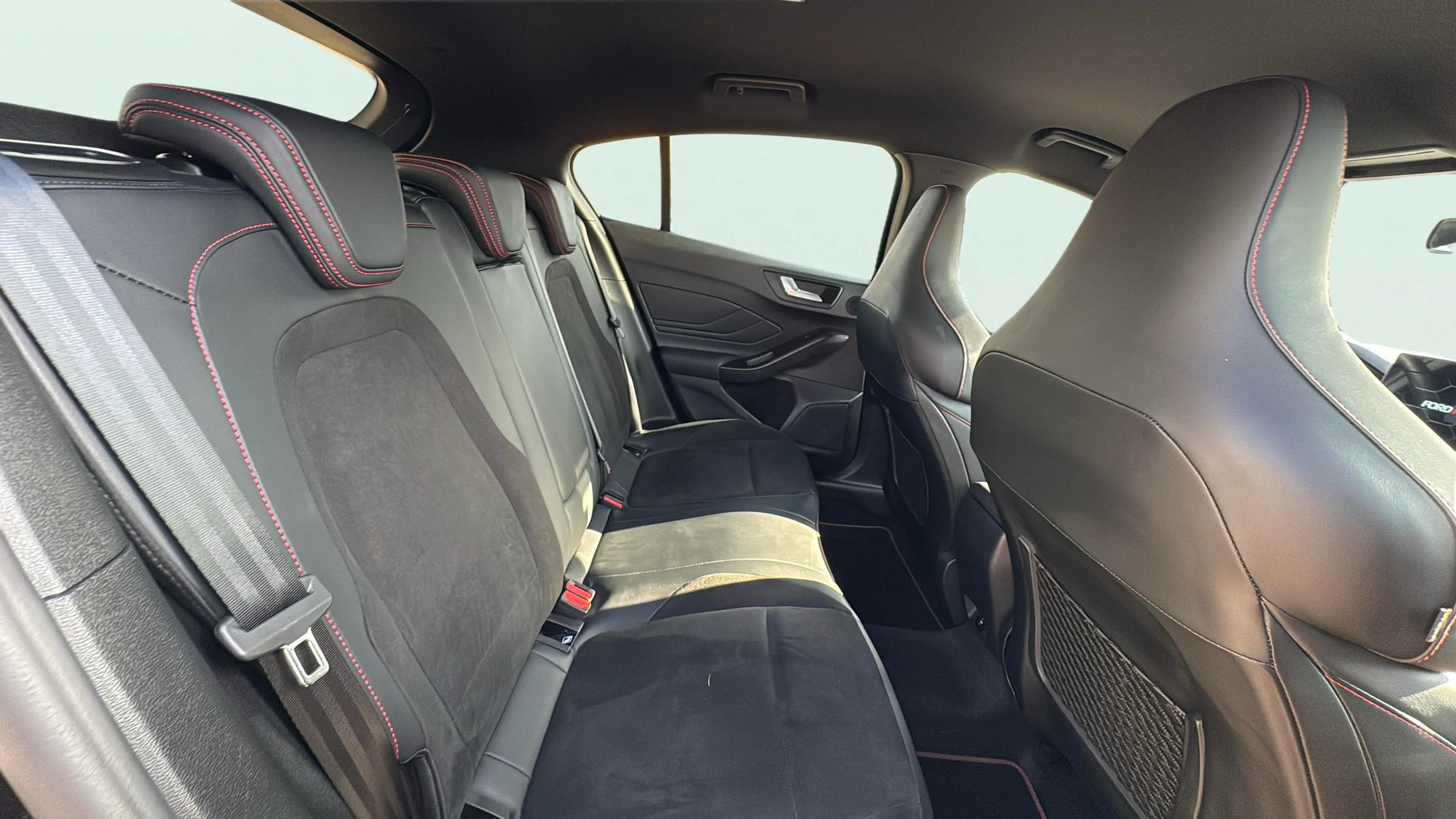 Ford Focus ST 2.3 EcoBoost - foto 19