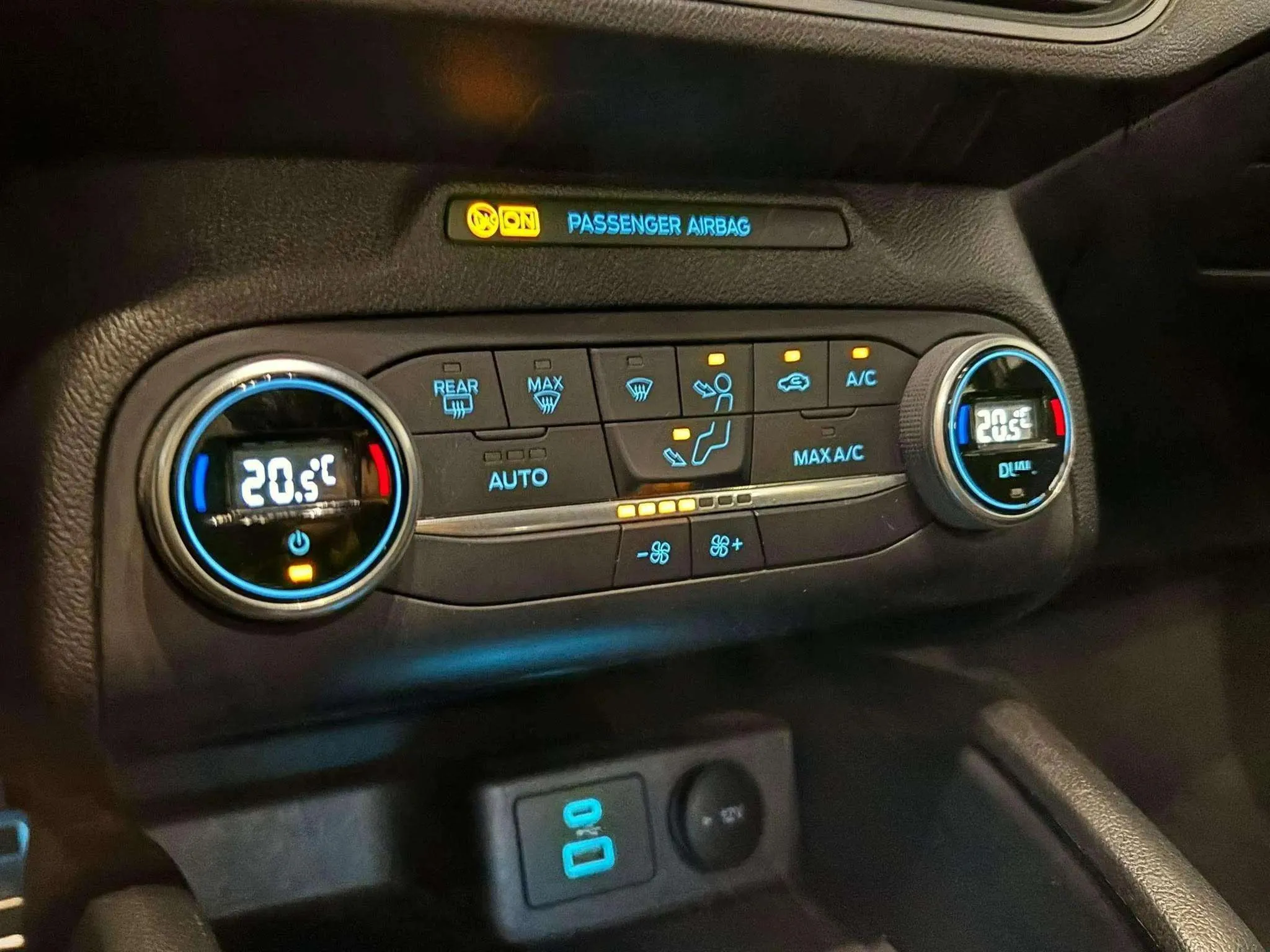 Ford Focus 1.0 EcoBoost MHEV ST-Line Design SIP - foto 12