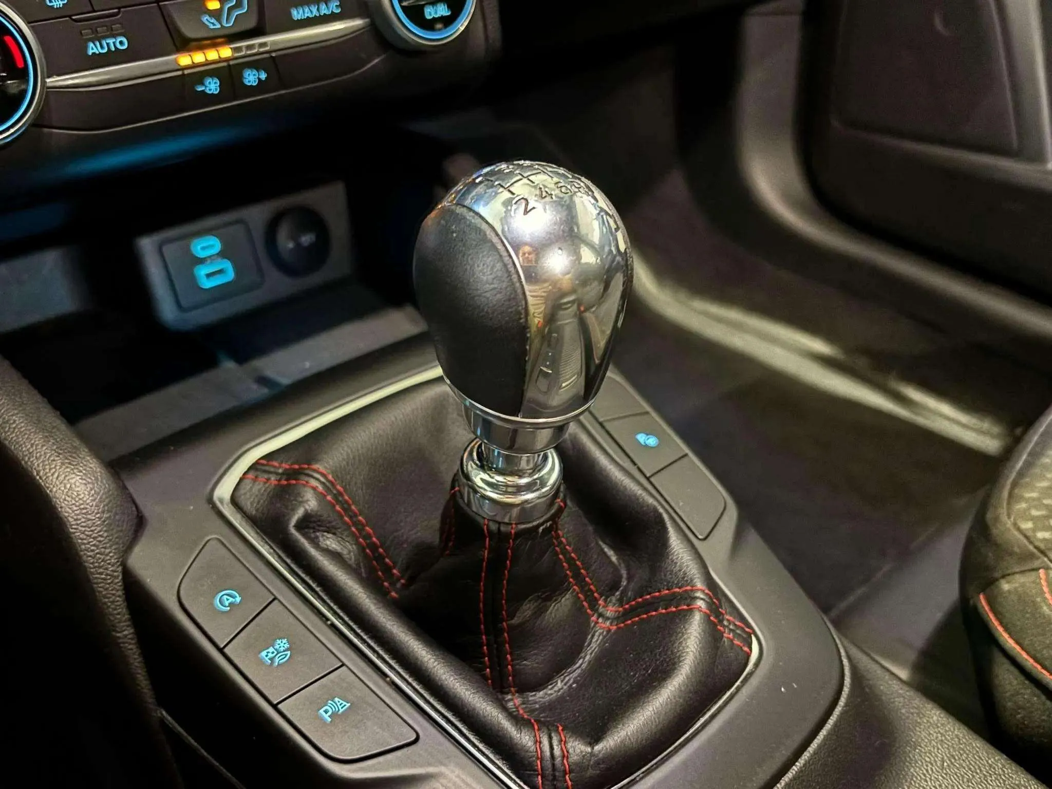 Ford Focus 1.0 EcoBoost MHEV ST-Line Design SIP - foto 9