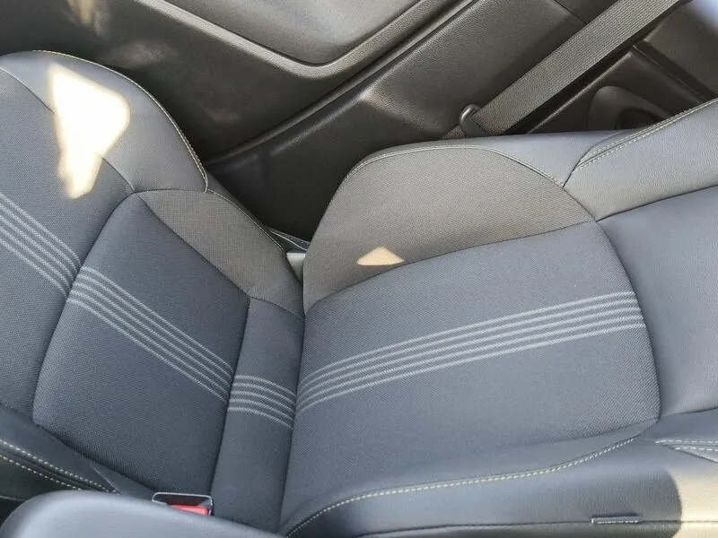 Toyota Yaris 1.5 120H Adventure - foto 21