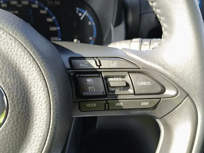 Toyota Yaris 1.5 120H Adventure - foto 23
