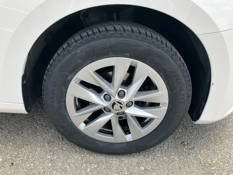 Škoda Fabia Essence 1.0 TSI - foto 37