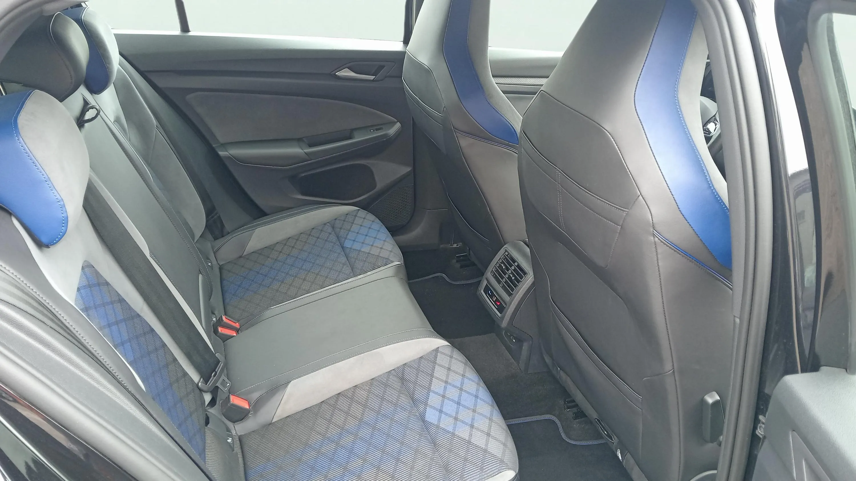 Volkswagen Golf R 2.0 TSI 4Motion DSG - foto 18