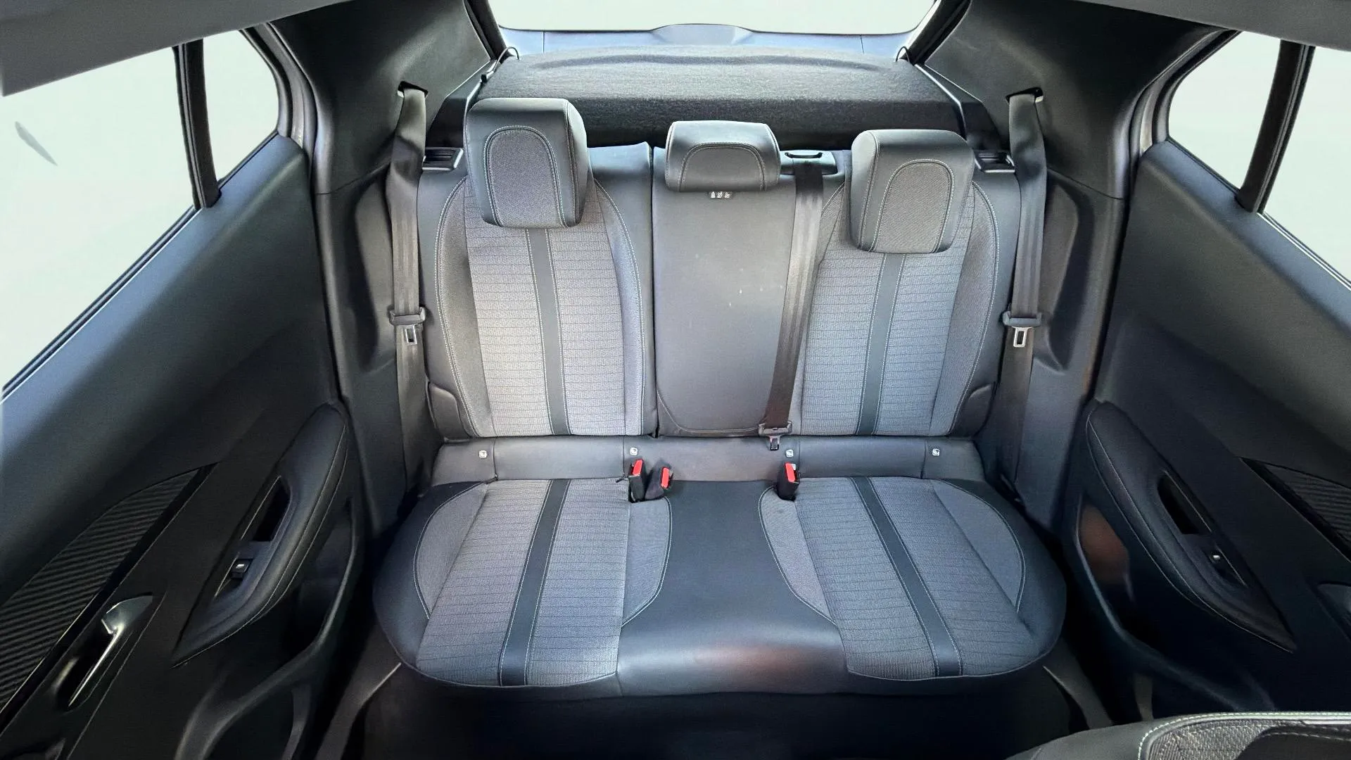Peugeot 2008 Allure BlueHDi 130 EAT8 - foto 15
