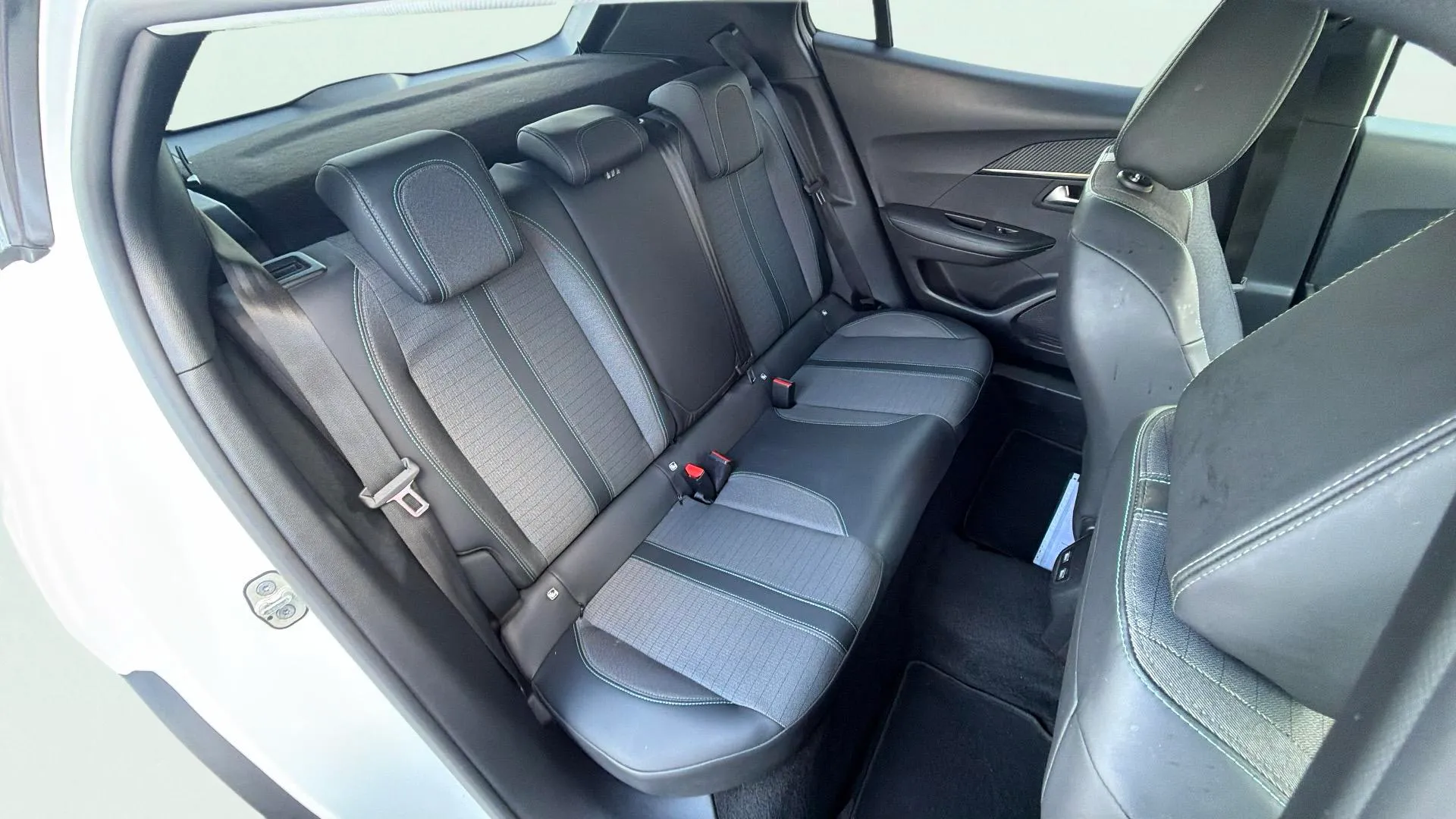 Peugeot 2008 Allure BlueHDi 130 EAT8 - foto 14