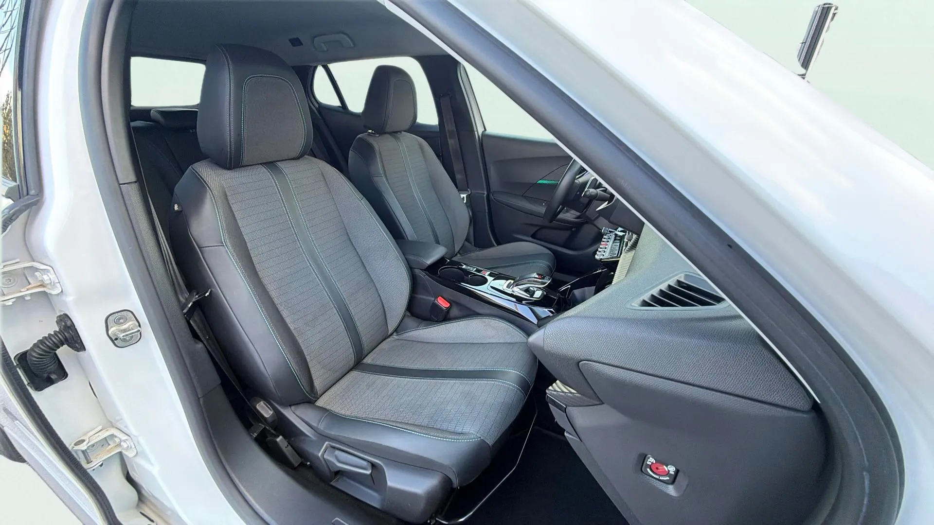 Peugeot 2008 Allure BlueHDi 130 EAT8 - foto 13