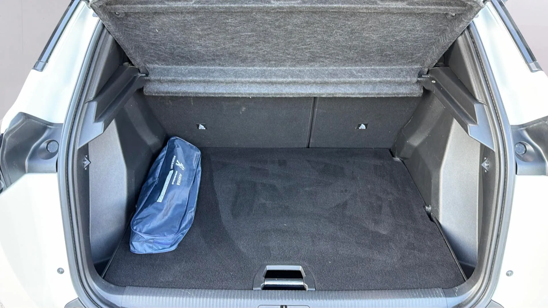 Peugeot 2008 Allure BlueHDi 130 EAT8 - foto 17