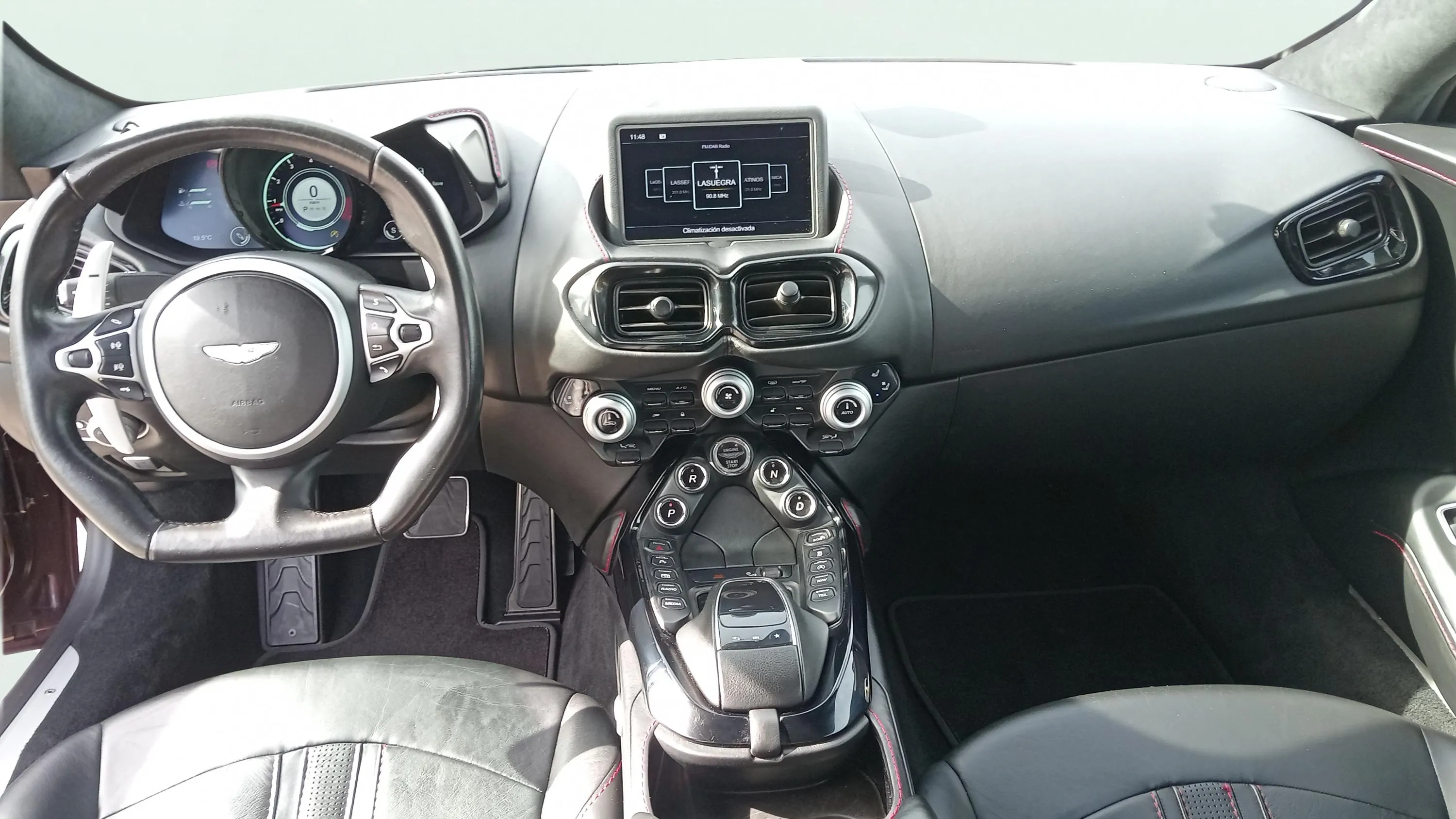 Aston Martin Vantage 4.0 V8 - foto 12