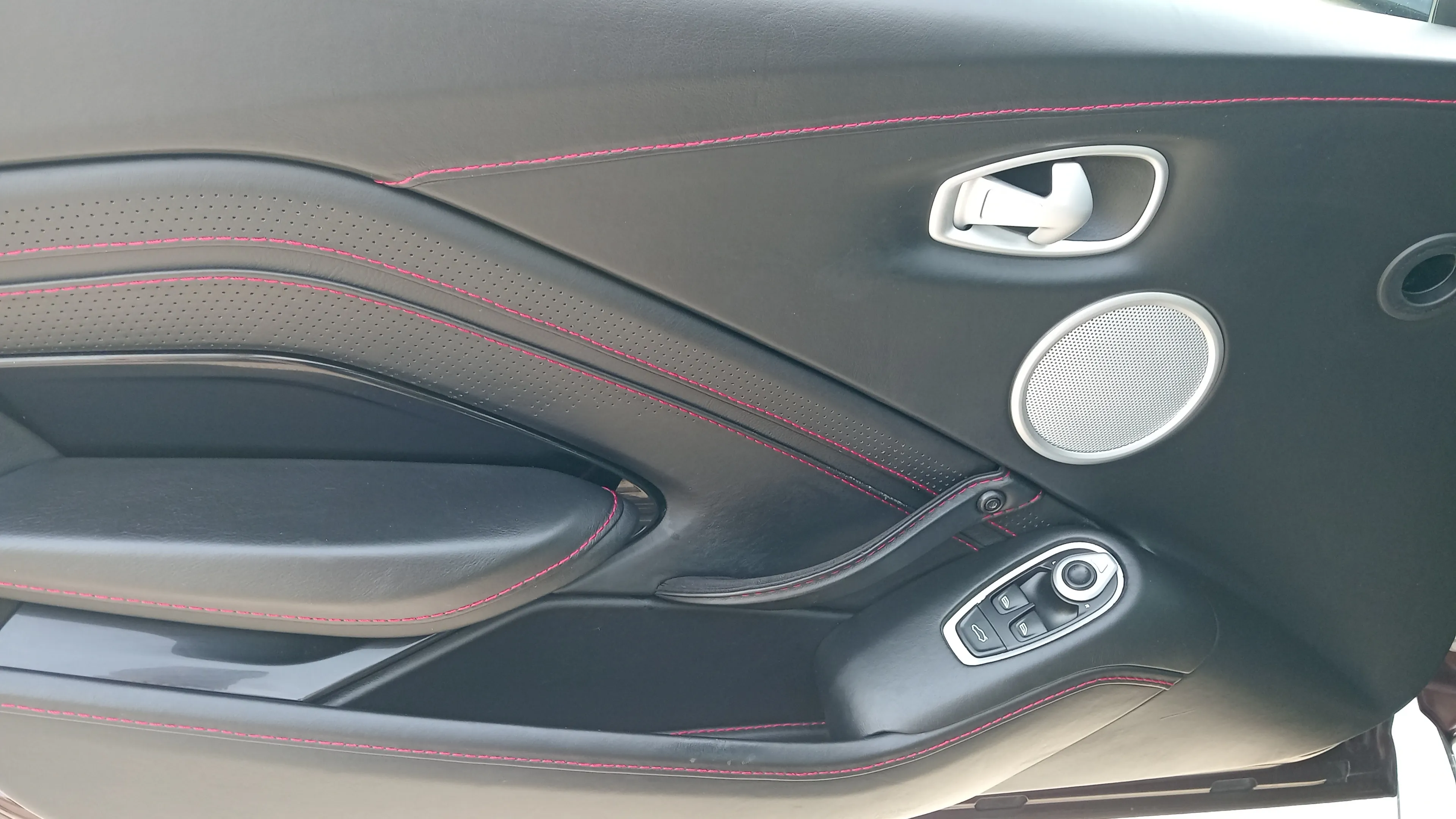 Aston Martin Vantage 4.0 V8 - foto 21