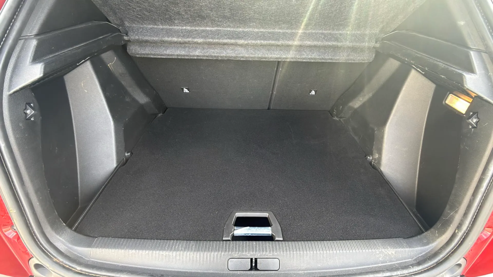Peugeot 2008 Allure PureTech 100 BVM6 - foto 18